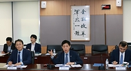 김주현 금융위원장이 25일 오후 서울 종로구 정부서울청사 대회의실에서 열린 가상자산사업자 간담회에 참석해 가상자산이용자 보호법 준비상황 등을 점검하고, 가상자산시장의 건전한 시장질서 확립 방안 등을 논의하고 있다.