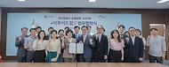 강정애 국가보훈부 장관이 24일 오전 서울시 용산구 서울지방보훈청에서 열린 국가보훈부-전국은행연합회 국가유공자 소원 들어주기 ‘이루어드림’ 업무협약식에 참석해 조용병 은행연합회장과 협약서에 서명 후 기념촬영을 하고 있다.