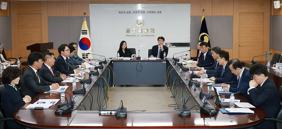 김주현 금융위원장이 25일 오후 서울 종로구 정부서울청사 대회의실에서 열린 가상자산사업자 간담회에 참석해 가상자산이용자 보호법 준비상황 등을 점검하고, 가상자산시장의 건전한 시장질서 확립 방안 등을 논의하고 있다.