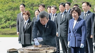 강정애 국가보훈부 장관이 24일 오후 서울시 동작구 국립서울현충원에서 열린 국가보훈부-KBS 보훈문화 확산 업무협약식에 참석해 박민 KBS 사장 및 주요내빈과 함께 충혼탑에 헌화·분향을 하고 있다.