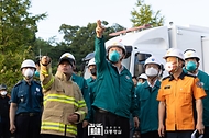 윤석열 대통령이 24일 경기도 화성시 서신면 소재 리튬전지 제조 공장 화재 현장을 점검하고 있다. 