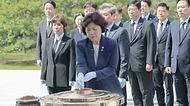 강정애 국가보훈부 장관이 24일 오후 서울시 동작구 국립서울현충원에서 열린 국가보훈부-KBS 보훈문화 확산 업무협약식에 참석해 박민 KBS 사장 및 주요내빈과 함께 충혼탑에 헌화·분향을 하고 있다.