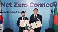정인교 산업통상자원부 통상교섭본부장이 24일 서울 중구 롯데호텔 사파이어볼룸에서 열린 ‘2024 글로벌 넷제로 커넥션’에서 온실가스 국제감축 협력 양해각서(MOU)를 체결 후 기념 촬영을 하고 있다.
