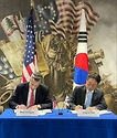 박장호 외교정보기획국장이 24일(현지시간) 미국 워싱턴 D.C.에서 브렛 홈그렌(Brett Holmgren) 미국 국무부 정보조사 담당 차관보와 한·미 외교정보 협력 양해각서(MOU)를 체결하고 있다.
