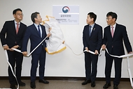 김주현 금융위원장이 25일 오후 서울 종로구 정부서울청사에서 디지털금융정책관 정규화 및 가상자산과 신설을 기념하는 현판식을 하고 있다.