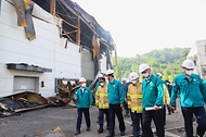 한덕수 국무총리가 24일 경기도 화성시 서신면 소재 리튬전지 제조 공장 화재 현장을 방문해 관계자로부터 사고 현황과 수습계획을 보고받고 있다.