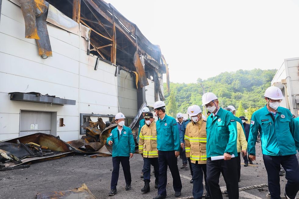 한덕수 국무총리가 24일 경기도 화성시 서신면 소재 리튬전지 제조 공장 화재 현장을 방문해 관계자로부터 사고 현황과 수습계획을 보고받고 있다.