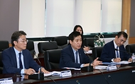 김주현 금융위원장이 25일 오후 서울 종로구 정부서울청사 대회의실에서 열린 가상자산사업자 간담회에 참석해 가상자산이용자 보호법 준비상황 등을 점검하고, 가상자산시장의 건전한 시장질서 확립 방안 등을 논의하고 있다.