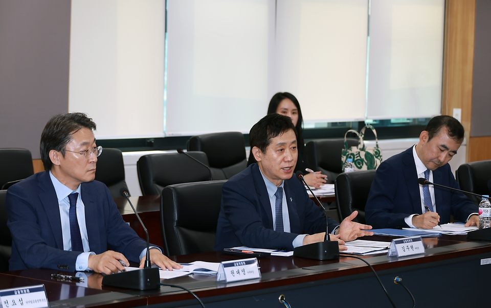 김주현 금융위원장이 25일 오후 서울 종로구 정부서울청사 대회의실에서 열린 가상자산사업자 간담회에 참석해 가상자산이용자 보호법 준비상황 등을 점검하고, 가상자산시장의 건전한 시장질서 확립 방안 등을 논의하고 있다.
