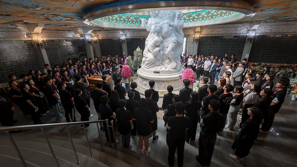 강정애 국가보훈부 장관이 20일 서울시 동작구 국립서울현충원에서 나라사랑 리더십새싹 캠프 참가 학생들, 국가보훈부 2030 자문단과 함께 현충탑 참배 후 위패봉안소를 둘러보고 있다.