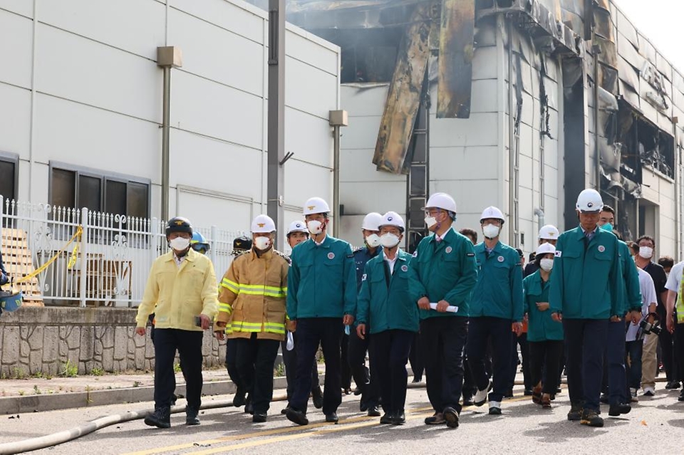 한덕수 국무총리가 24일 경기도 화성시 서신면 소재 리튬전지 제조 공장 화재 현장을 방문해 관계자로부터 사고 현황과 수습계획을 보고받고 있다.