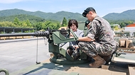 강정애 국가보훈부 장관이 대한민국 영토수호에 헌신하는 국군장병들에게 위로와 감사의 뜻을 전하기 위해 19일 오전 전남 장성군에 위치한 육군포병학교를 방문하여 부대내 포병장비를 둘러보고 있다.
