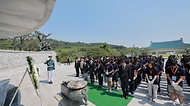 강정애 국가보훈부 장관이 20일 서울시 동작구 국립서울현충원에서 나라사랑 리더십새싹 캠프 참가 학생들, 국가보훈부 2030 자문단과 함께 현충탑을 참배하고 있다.