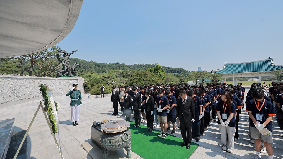 강정애 국가보훈부 장관이 20일 서울시 동작구 국립서울현충원에서 나라사랑 리더십새싹 캠프 참가 학생들, 국가보훈부 2030 자문단과 함께 현충탑을 참배하고 있다.