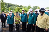 한덕수 국무총리가 24일 경기도 화성시 서신면 소재 리튬전지 제조 공장 화재 현장을 방문해 관계자로부터 사고 현황과 수습계획을 보고받고 있다.