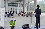 이희완 국가보훈부 차관이 22일 오후 국립대전현충원에서 열린 대전문화예술지킴이 사회적협동조합의 추모 버스킹 공연을 관람하고 있다.