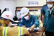 한덕수 국무총리가 24일 경기도 화성시 서신면 소재 리튬전지 제조 공장 화재 현장을 방문해 관계자로부터 사고 현황과 수습계획을 보고받고 있다.