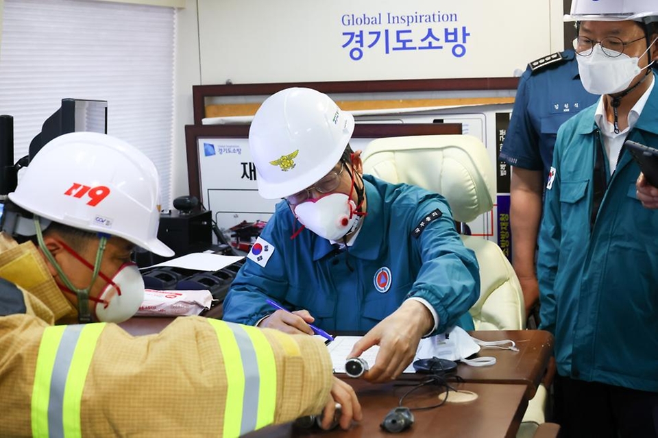 한덕수 국무총리가 24일 경기도 화성시 서신면 소재 리튬전지 제조 공장 화재 현장을 방문해 관계자로부터 사고 현황과 수습계획을 보고받고 있다.