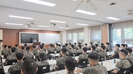 강정애 국가보훈부 장관이 대한민국 영토수호에 헌신하는 국군장병들에게 위로와 감사의 뜻을 전하기 위해 19일 오전 전남 장성군에 위치한 육군포병학교를 방문하여 신임장교 및 장병들을 격려하고 있다.