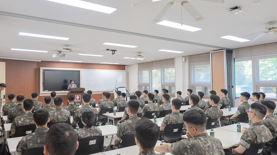 강정애 국가보훈부 장관이 대한민국 영토수호에 헌신하는 국군장병들에게 위로와 감사의 뜻을 전하기 위해 19일 오전 전남 장성군에 위치한 육군포병학교를 방문하여 신임장교 및 장병들을 격려하고 있다.
