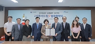 강정애 국가보훈부 장관이 24일 오전 서울시 용산구 서울지방보훈청에서 열린 국가보훈부-전국은행연합회 국가유공자 소원 들어주기 ‘이루어드림’ 업무협약식에 참석해 조용병 은행연합회장과 협약서에 서명 후 기념촬영을 하고 있다.