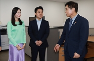 김주현 금융위원장이 25일 오후 서울 종로구 정부서울청사에서 디지털금융정책관 정규화 및 가상자산과 신설 기념 현판식을 마치고 가상자산과를 방문해 직원들과 인사하고 있다.