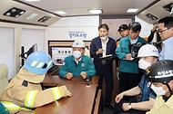이상민 행정안전부 장관이 24일 경기 화성시 서신면 소재 일차전지 제조 업체 공장 화재 현장을 찾아 화재진압 상황 등을 점검하고 있다.