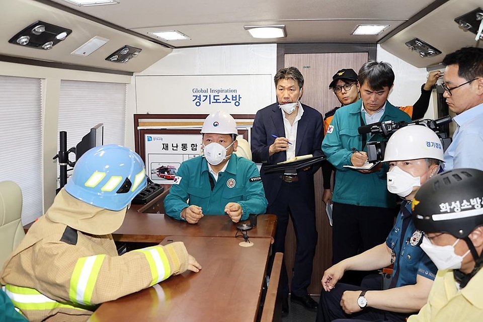 이상민 행정안전부 장관이 24일 경기 화성시 서신면 소재 일차전지 제조 업체 공장 화재 현장을 찾아 화재진압 상황 등을 점검하고 있다.