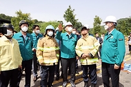 이상민 행정안전부 장관이 24일 경기 화성시 서신면 소재 일차전지 제조 업체 공장 화재 현장을 찾아 화재진압 상황 등을 점검하고 있다.