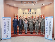 강정애 국가보훈부 장관이 대한민국 영토수호에 헌신하는 국군장병들에게 위로와 감사의 뜻을 전하기 위해 19일 오전 전남 장성군에 위치한 육군포병학교를 방문하여 장병들과 함께 기념촬영을 하고 있다.