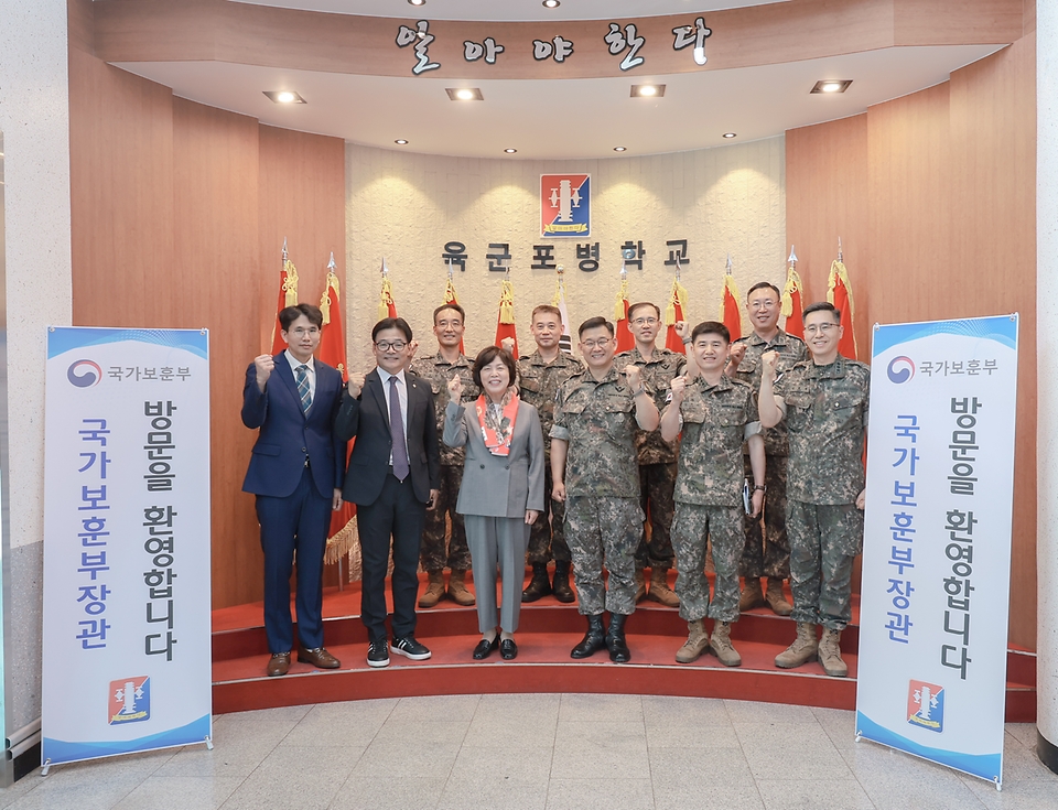 강정애 국가보훈부 장관이 대한민국 영토수호에 헌신하는 국군장병들에게 위로와 감사의 뜻을 전하기 위해 19일 오전 전남 장성군에 위치한 육군포병학교를 방문하여 장병들과 함께 기념촬영을 하고 있다.