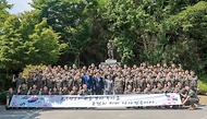 강정애 국가보훈부 장관이 대한민국 영토수호에 헌신하는 국군장병들에게 위로와 감사의 뜻을 전하기 위해 19일 오전 전남 장성군에 위치한 육군포병학교를 방문하여 장병들과 함께 기념촬영을 하고 있다.