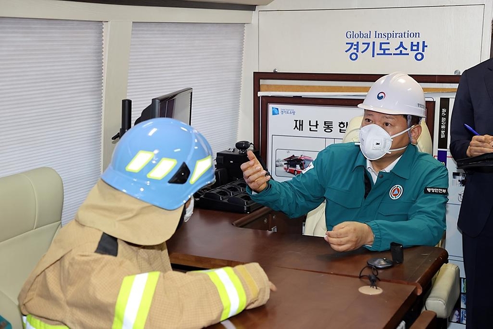 이상민 행정안전부 장관이 24일 경기 화성시 서신면 소재 일차전지 제조 업체 공장 화재 현장을 찾아 화재진압 상황 등을 점검하고 있다.