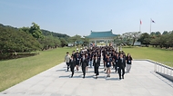 강정애 국가보훈부 장관이 20일 서울시 동작구 국립서울현충원에서 나라사랑 리더십새싹 캠프 참가 학생들, 국가보훈부 2030 자문단과 함께 현충탑을 참배하고 있다.