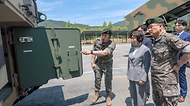 강정애 국가보훈부 장관이 대한민국 영토수호에 헌신하는 국군장병들에게 위로와 감사의 뜻을 전하기 위해 19일 오전 전남 장성군에 위치한 육군포병학교를 방문하여 부대내 포병장비를 둘러보고 있다.