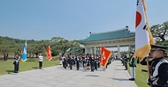 강정애 국가보훈부 장관이 20일 서울시 동작구 국립서울현충원에서 나라사랑 리더십새싹 캠프 참가 학생들, 국가보훈부 2030 자문단과 함께 현충탑을 참배하고 있다.