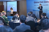 정인교 산업통상자원부 통상교섭본부장이 24일 서울 중구 롯데호텔 사파이어볼룸에서 열린 ‘2024 글로벌 넷제로 커넥션’에 참석해 환영사를 하고 있다.