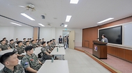 강정애 국가보훈부 장관이 대한민국 영토수호에 헌신하는 국군장병들에게 위로와 감사의 뜻을 전하기 위해 19일 오전 전남 장성군에 위치한 육군포병학교를 방문하여 신임장교 및 장병들을 격려하고 있다.