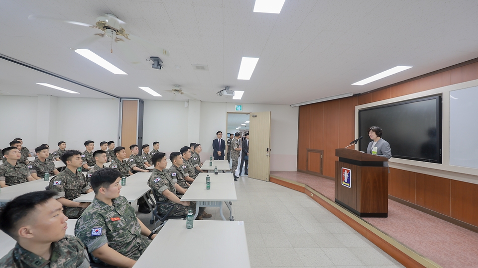 강정애 국가보훈부 장관이 대한민국 영토수호에 헌신하는 국군장병들에게 위로와 감사의 뜻을 전하기 위해 19일 오전 전남 장성군에 위치한 육군포병학교를 방문하여 신임장교 및 장병들을 격려하고 있다.