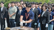 강정애 국가보훈부 장관이 20일 서울시 동작구 국립서울현충원에서 나라사랑 리더십새싹 캠프 참가 학생들, 국가보훈부 2030 자문단과 함께 현충탑을 참배하고 있다.