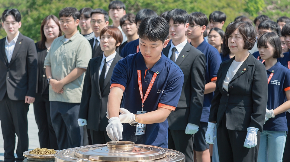 강정애 국가보훈부 장관이 20일 서울시 동작구 국립서울현충원에서 나라사랑 리더십새싹 캠프 참가 학생들, 국가보훈부 2030 자문단과 함께 현충탑을 참배하고 있다.