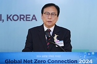 정인교 산업통상자원부 통상교섭본부장이 24일 서울 중구 롯데호텔 사파이어볼룸에서 열린 ‘2024 글로벌 넷제로 커넥션’에 참석해 환영사를 하고 있다.