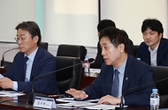 김주현 금융위원장이 25일 오후 서울 종로구 정부서울청사 대회의실에서 열린 가상자산사업자 간담회에 참석해 가상자산이용자 보호법 준비상황 등을 점검하고, 가상자산시장의 건전한 시장질서 확립 방안 등을 논의하고 있다.