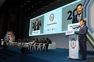 이상민 행정안전부 장관이 26일 인천 연수구 송도 컨벤시아에서 열린 ‘2024 유엔 공공행정포럼’ 유엔 회원국 장관급 대담(라운드테이블)에서 개회사를 하고 있다.