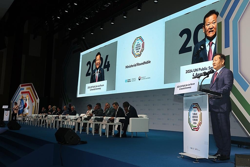 이상민 행정안전부 장관이 26일 인천 연수구 송도 컨벤시아에서 열린 ‘2024 유엔 공공행정포럼’ 유엔 회원국 장관급 대담(라운드테이블)에서 개회사를 하고 있다.