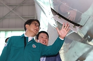 박상우 국토교통부 장관이 26일 인천국제공항 대한항공 정비고에서 항공 분야 안전관리 상황을 점검하고 있다.