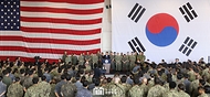 윤석열 대통령이 25일 부산 해군작전기지에서 미 해군 항공모함 시어도어 루즈벨트함에 승선해 격납고에서 한미 장병들을 격려하며 발언하고 있다.