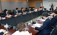 김소영 금융위원회 부위원장이 26일 오전 서울 종로구 정부서울청사에서 개최한 2024년 제1차 금융교육협의회에서 ‘청년 금융교육 캠페인 추진방안’과 ‘금융교육 실적 및 계획’ 등에 대해 논의하고 있다.
