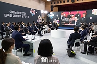 윤석열 대통령이 26일 서울 광진구 보건복지부 국립정신건강센터에서 열린 ‘정신건강정책 혁신위원회 1차 회의’에서 영상을 시청하고 있다.