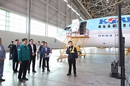 박상우 국토교통부 장관이 26일 인천국제공항 대한항공 정비고에서 항공 분야 안전관리 현황을 보고받고 있다. 